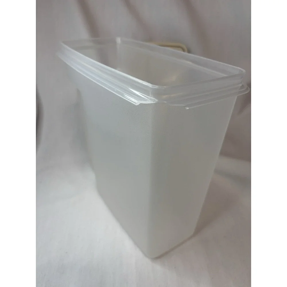 VTGRubbermaid Servin Saver 13 Cups Clear Plastic Cereal Container White Snap Lid